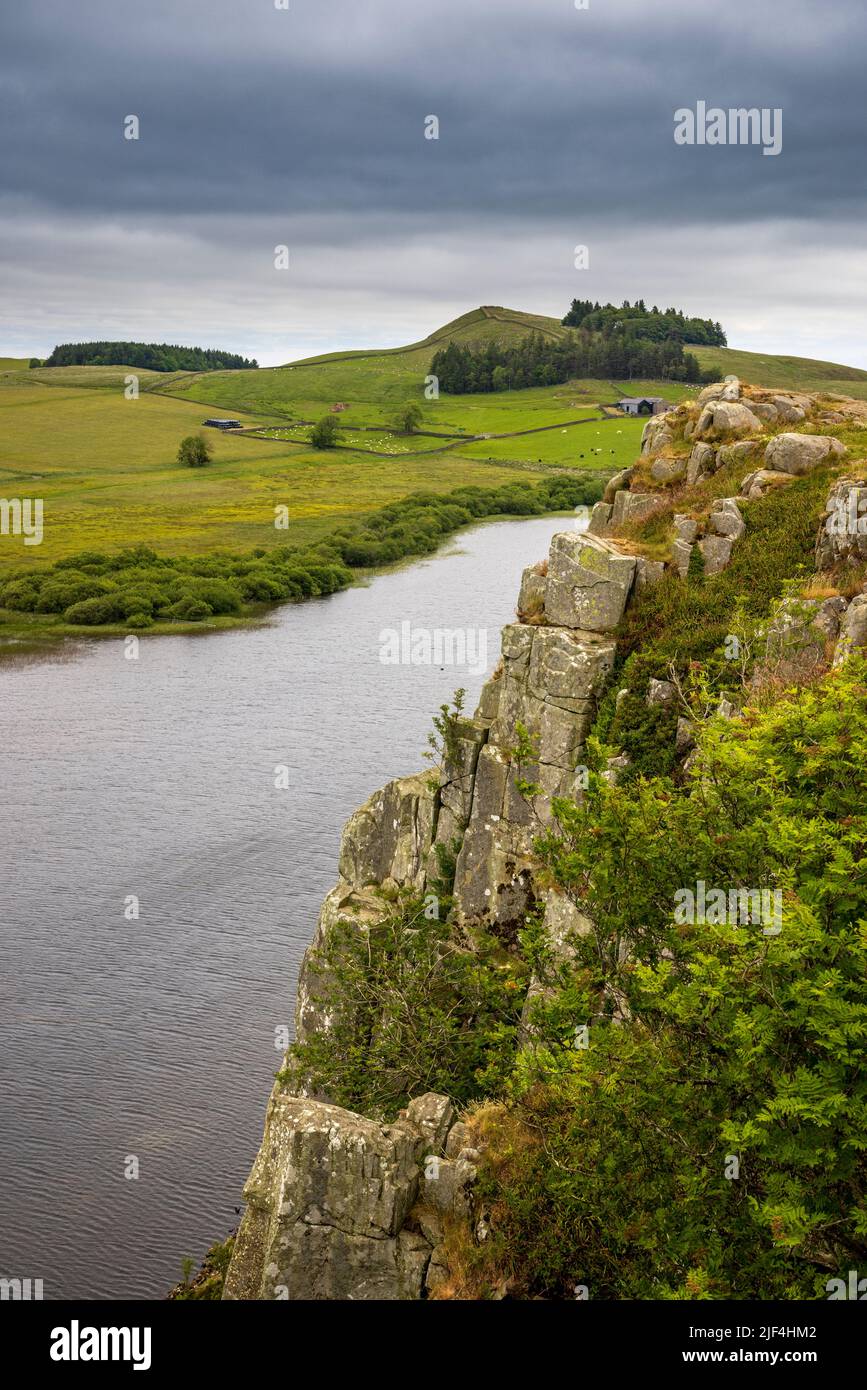 Nach Osten entlang Hadrians Wall Path auf den Steel Rigg Crags mit Crag Lough below, Northumberland, England Stockfoto
