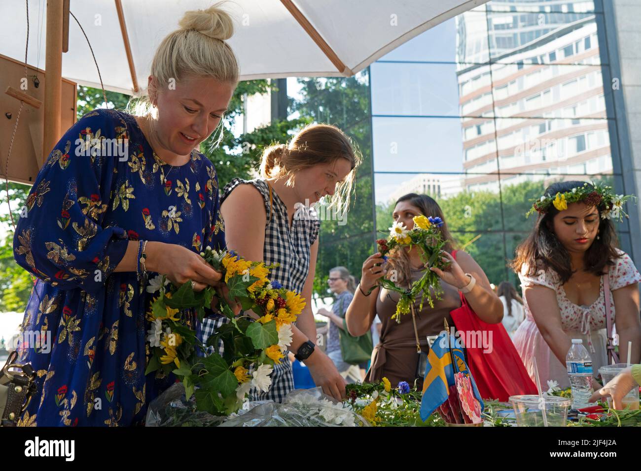 Kranzherstellung beim Schwedischen Mittsommerfest, das in Battery Park City, Manhattan, zur Feier des St. John's Day und der Sommersonnenwende stattfindet. Stockfoto