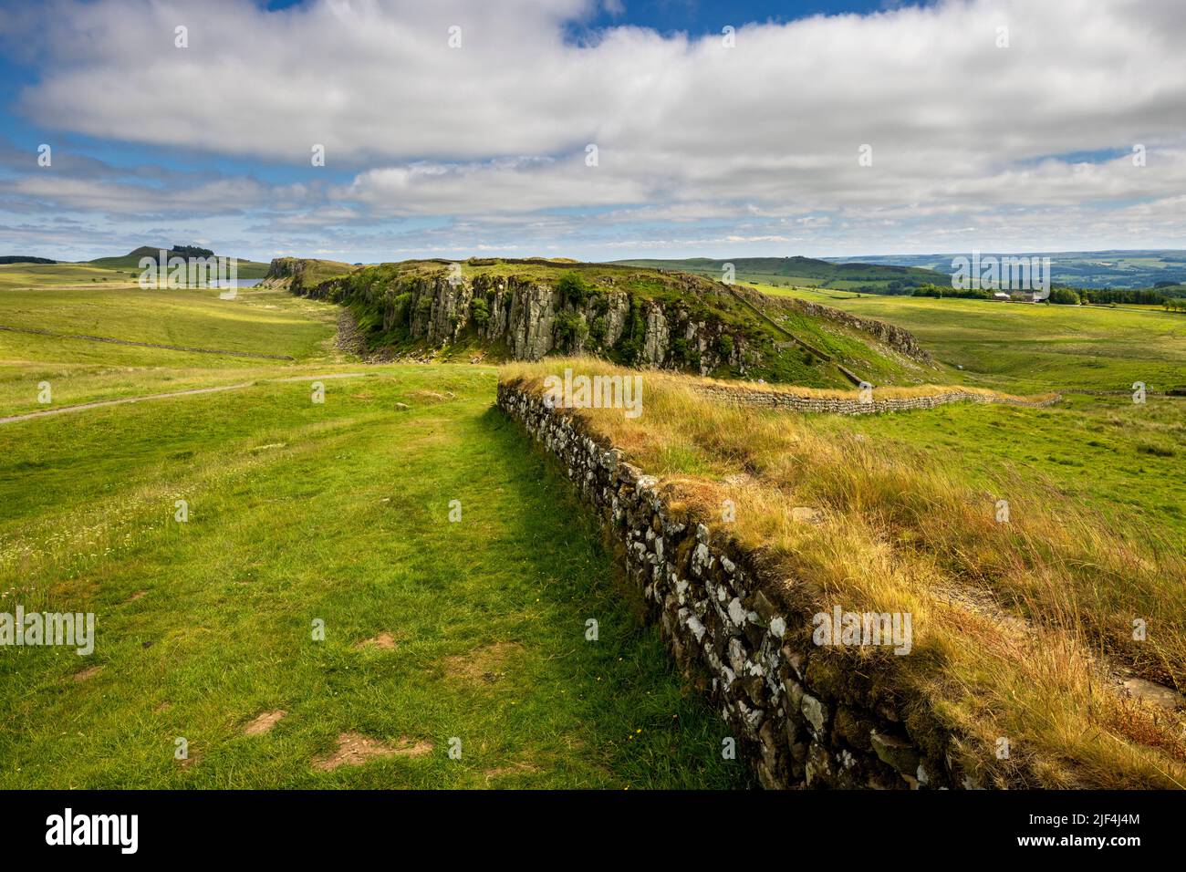 Hadrians Mauer in Richtung Osten zu den Klippen von Steel Rigg, Northumberland, England Stockfoto