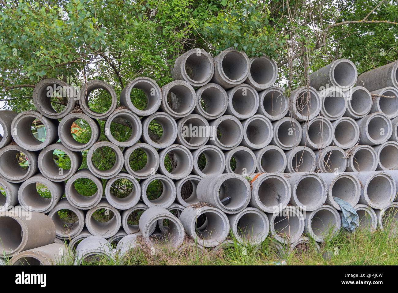 Neue Betonabwasserkanäle Gestapelte Segmente Baumaterial Stockfoto