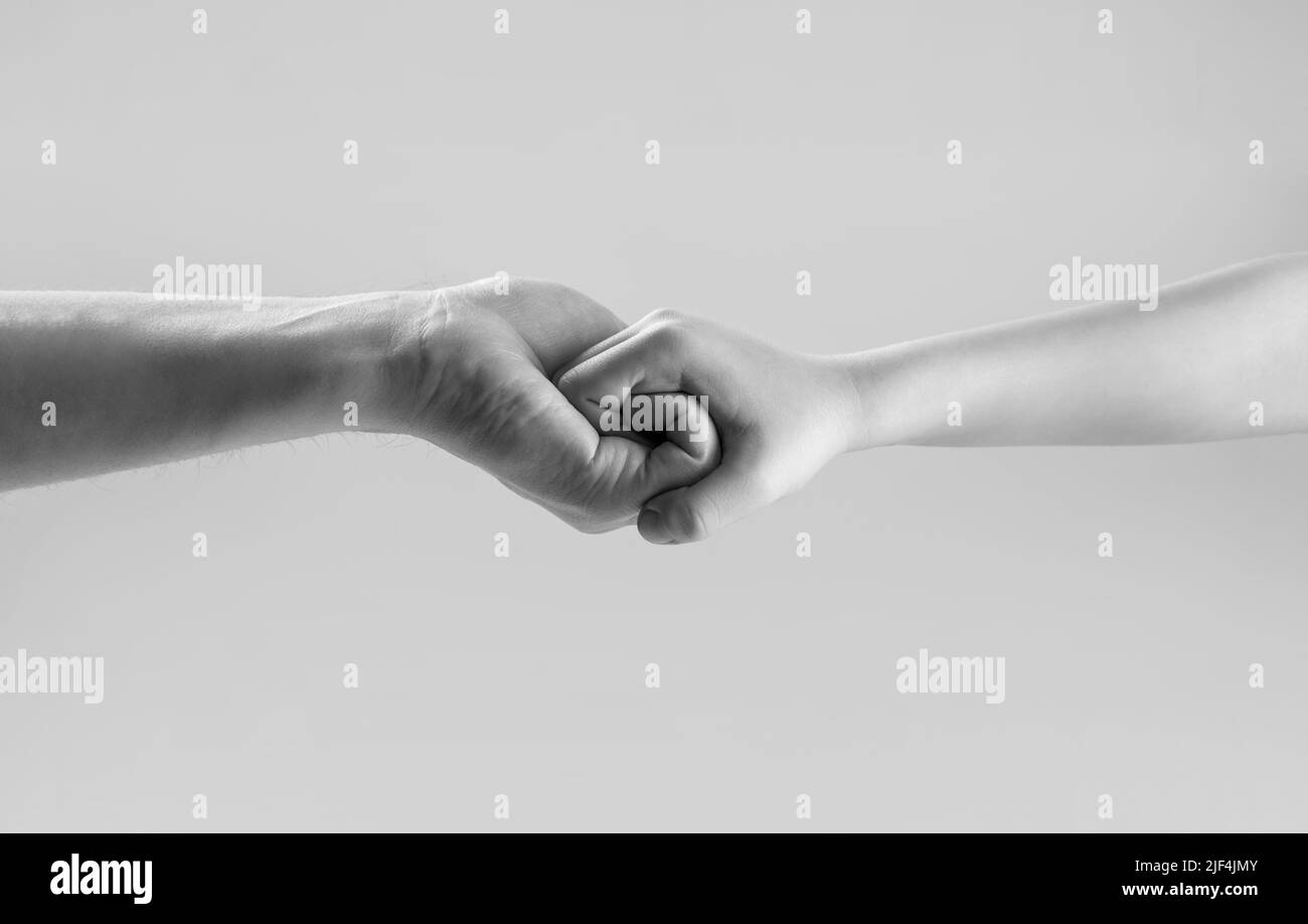 Frauen- und Kinderhände verbinden sich miteinander. Freundlicher Händedruck, Begrüßung durch Freunde. Rettung, helfende Hand. Mann helft Händen, Schutz. Männlich und Kind Stockfoto