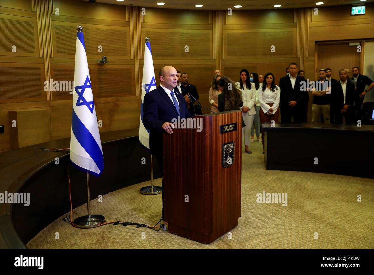 Der israelische Premierminister Naftali Bennett gibt den Medien eine Erklärung ab, in der er Reportern mitteilt, dass er bei den nächsten israelischen Wahlen in der Knesset, dem israelischen Parlament, am 29. Juni 2022 in Jerusalem, nicht kandidieren wird. REUTERS/Ronen Zvulun Stockfoto