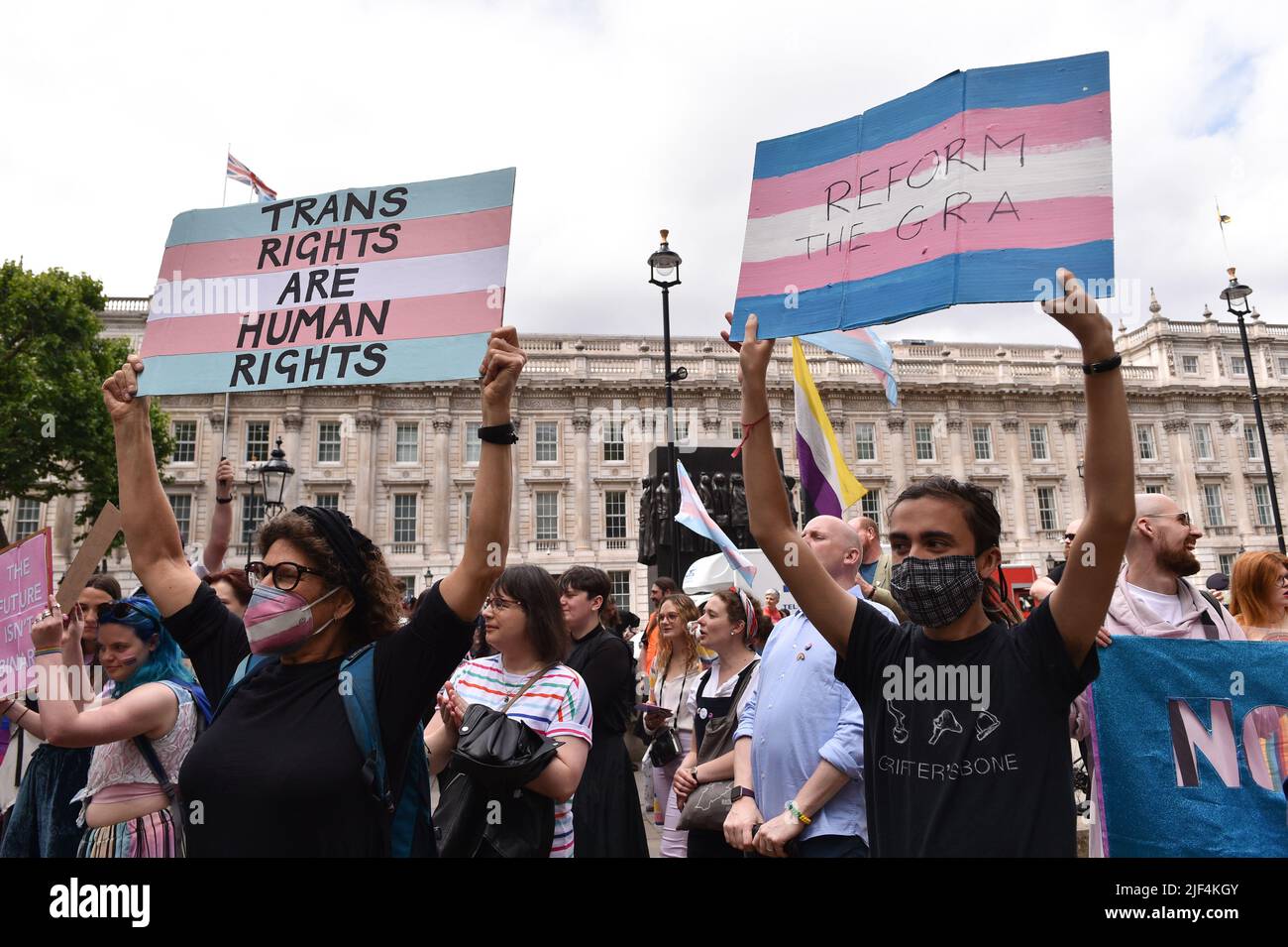 London, England, Großbritannien. 29.. Juni 2022. Pro Trans-Aktivisten und Protestierende demonstrierten gegenüber der Downing Street, um sich für LGBT-Rechte zu einsetzen und von der britischen Regierung zu fordern, ein Verbot der Umrechnungstherapie einzuführen. (Bild: © Thomas Krych/ZUMA Press Wire) Stockfoto