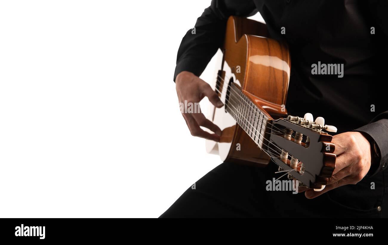 Isolierte klassische Gitarre und die Hände des Gitarristen spielen auf einem weißen Hintergrund mit Kopierraum Stockfoto