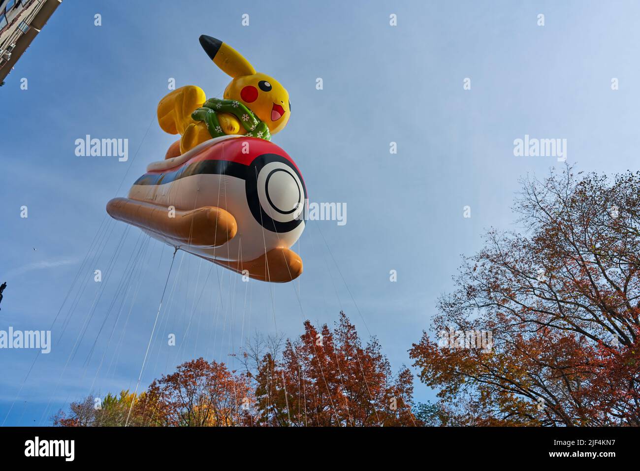 Manhattan, USA - 24. 2021. November: Pikachu Pokemon Ballon gesehen bei Macy's Thanksgiving Parade in Manhattan Stockfoto