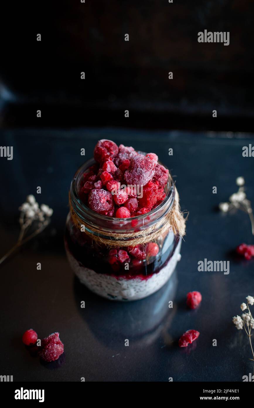 Nahaufnahme des Chiasamen-Puddings mit gemischten Beeren Stockfoto