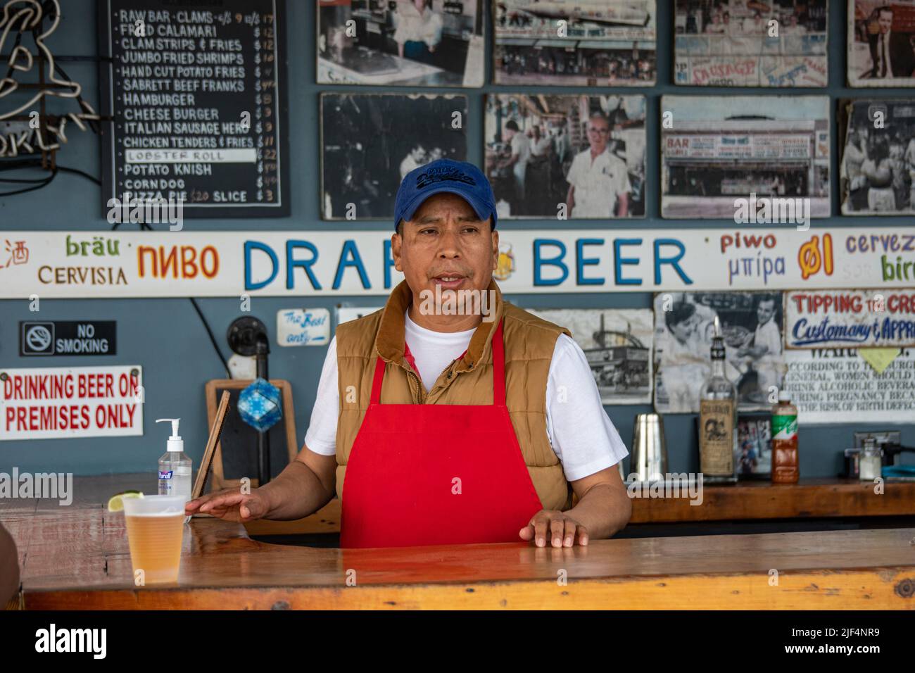 Barkeeper hinter dem Schreibtisch im Vergnügungspark-Restaurant von Paul's Daughter in Brooklyn, New York City, USA Stockfoto