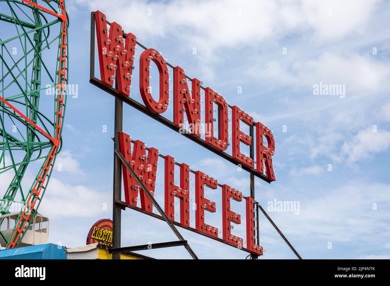 Wonder Wheel erleuchten Buchstaben im Deno's Wonder Wheel Amusement Park in Coney Island, Brooklyn Borough in New York City, USA Stockfoto