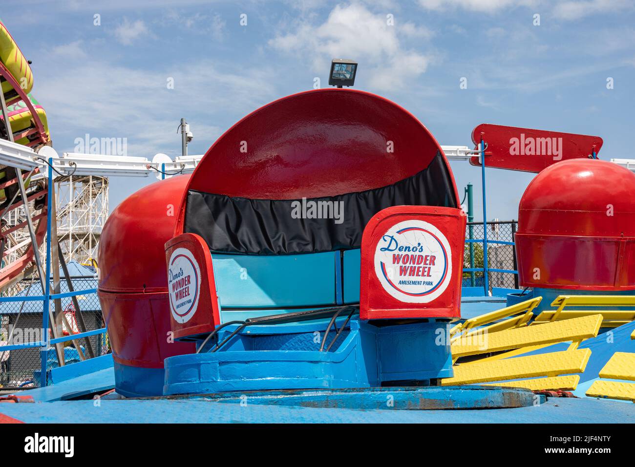 Ein kuppelförmigem Tippkart der Tilt-A-Whirl-Fahrt im Deno's Wonder Wheel Amusement Park in Coney Island, New York City, Vereinigte Staaten von Amerika Stockfoto