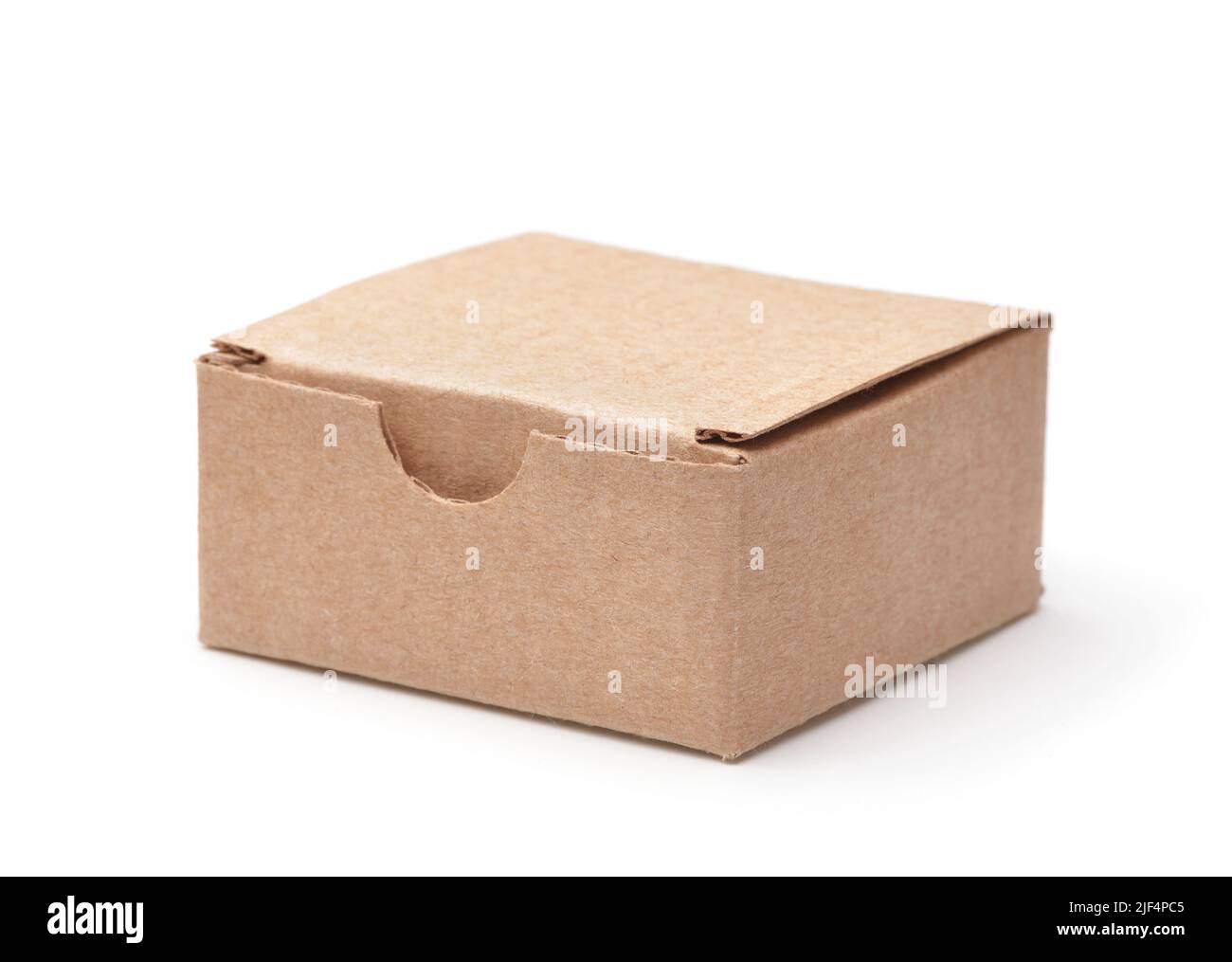 Kleine leere braune Wellpappenbox isoliert auf weiß Stockfoto