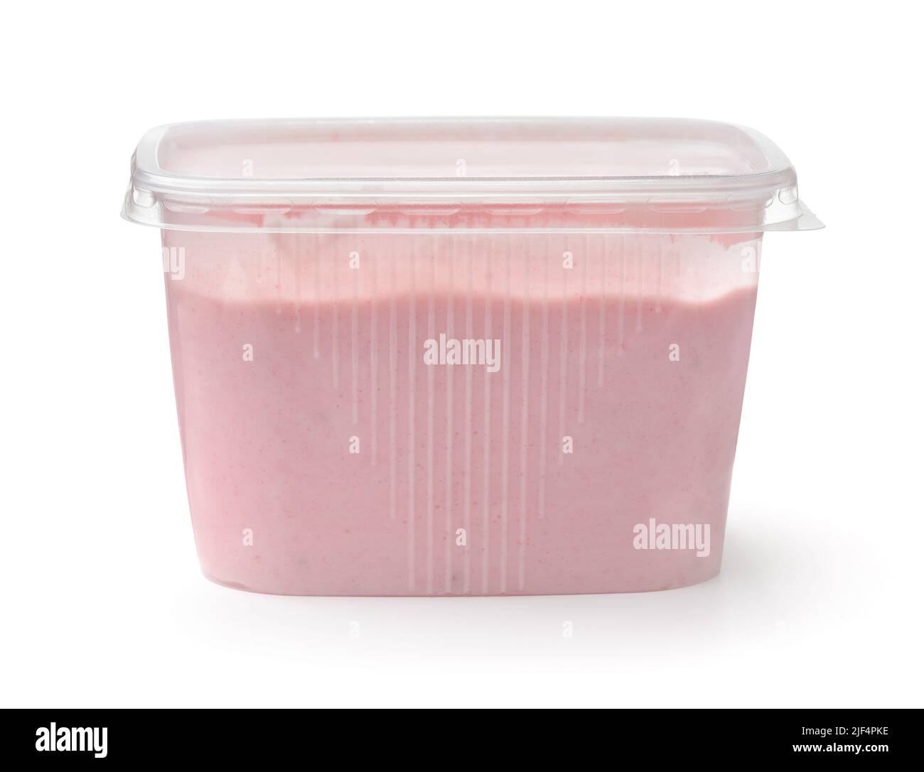 Vorderansicht des hausgemachten Fruchtjoghurts in quadratischem, transparentem Kunststoffbehälter, isoliert auf Weiß Stockfoto