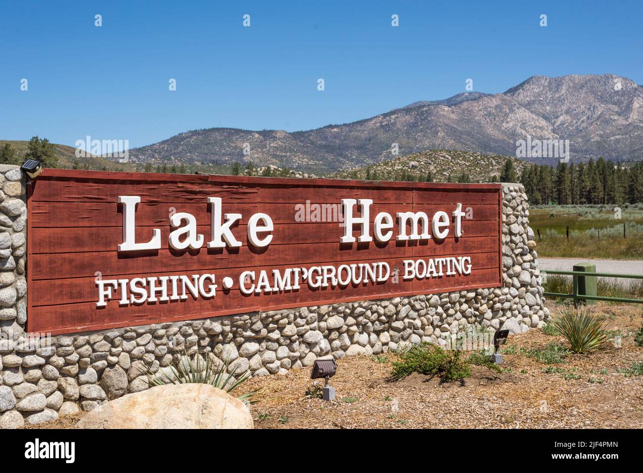 Schild „Lake Hemet“. Riverside County, Kalifornien, USA. Stockfoto