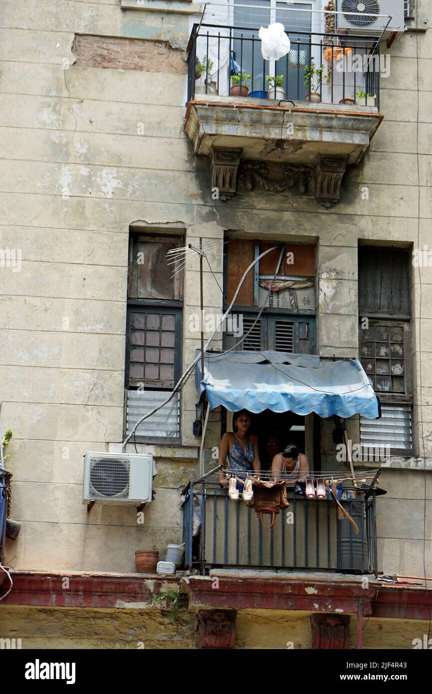 Havanna, Kuba, ca. Mai 2022: Lebhafte Straßen von havanna Vieja am Wochenende Stockfoto