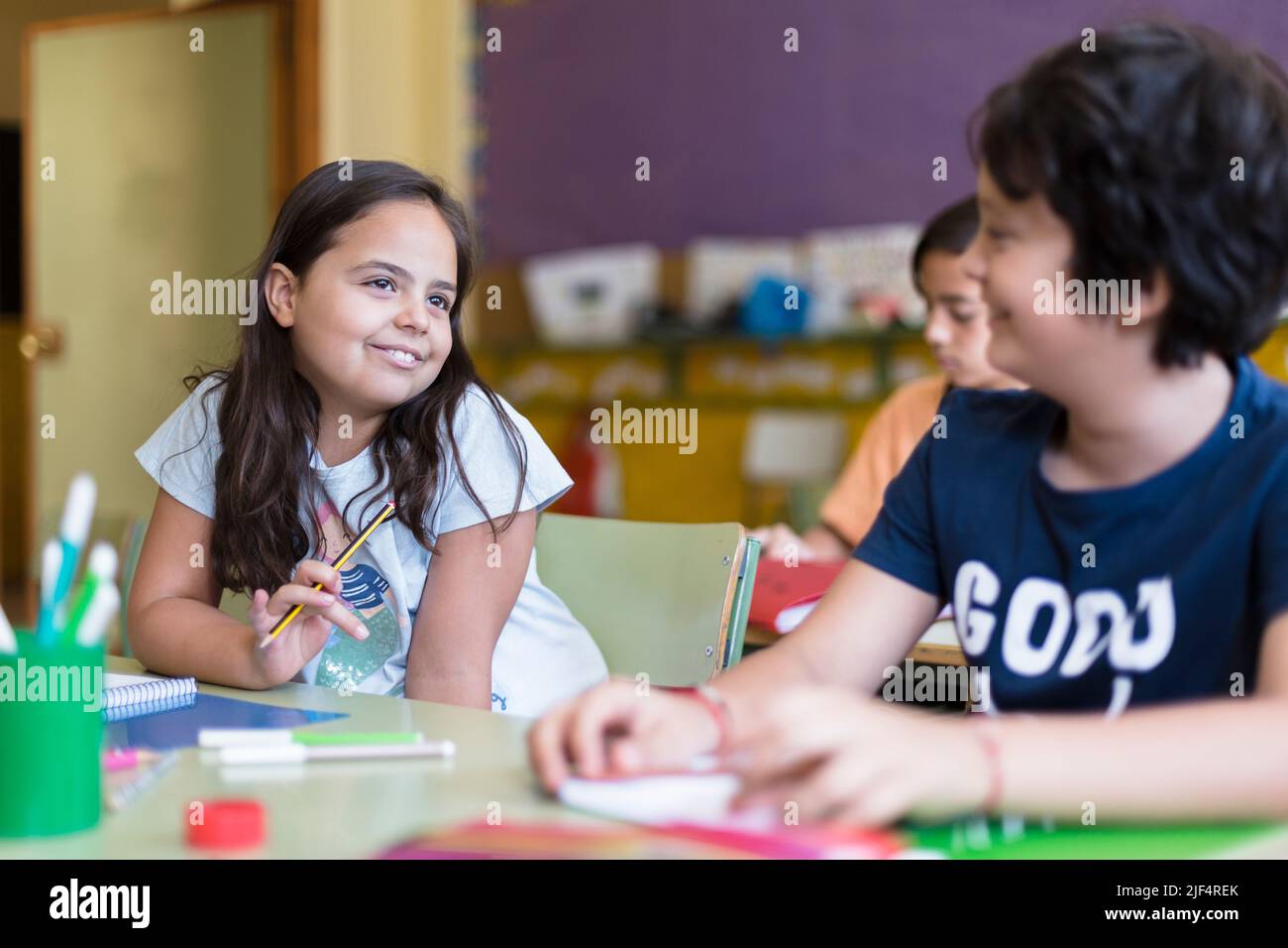 Zwei kaukasische Kinder studieren gemeinsam im Unterricht. Kindererziehung. Zurück zum Schulkonzept. Stockfoto