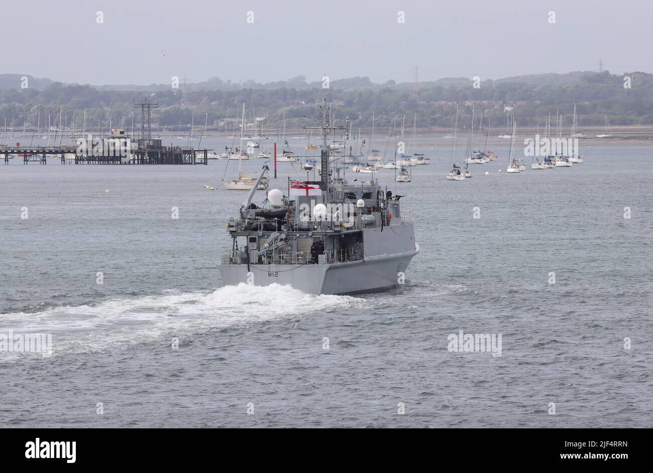 Der Minenjäger der Royal Navy Sandown Class HMS SHOREHAM fährt den Hafen hinauf zu einem Liegeplatz im Marinestützpunkt Stockfoto