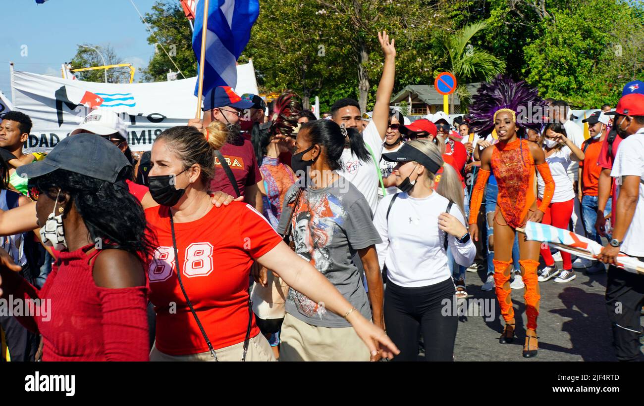 Varadero, Kuba, 1.. Mai: Einheimische feiern die Parade zum Arbeitstag auf den Straßen Stockfoto