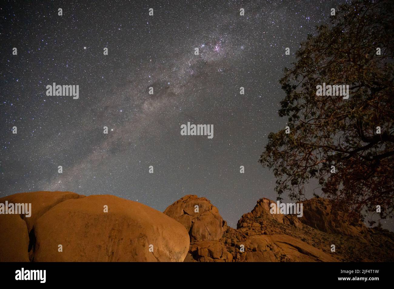 Die Milchstraße leuchtet über einem Berg in der Wüste Namibias Stockfoto