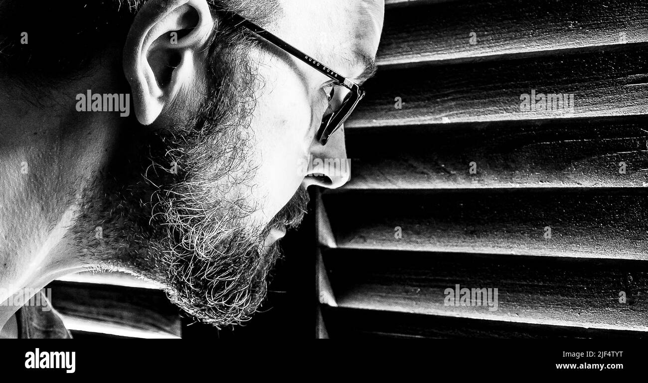 Sie haben Angst vor dem Ausgehen oder interessieren sich für das, was draußen vor sich geht? Stockfoto