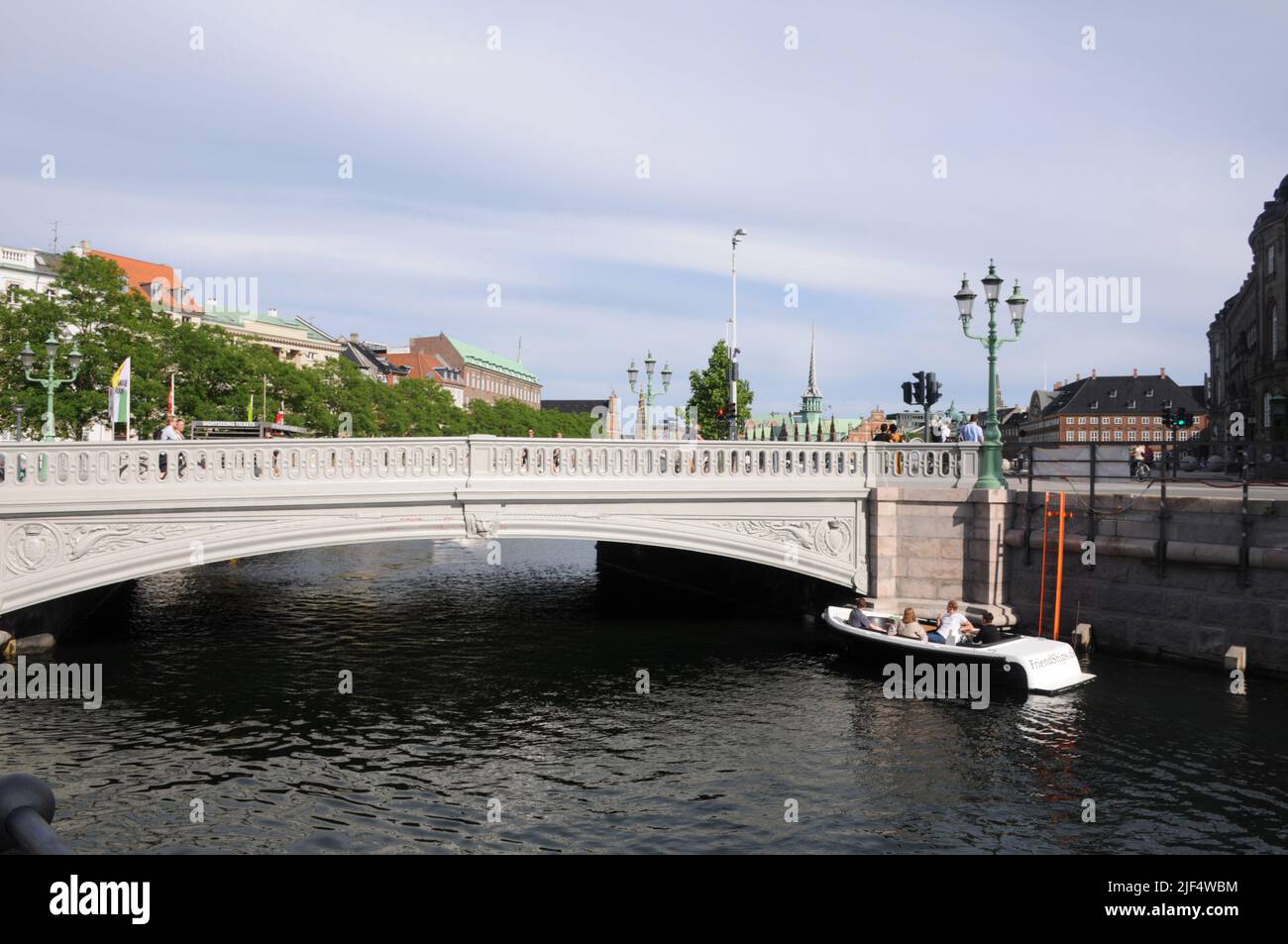 Kopenhagen /Dänemark/29 June 2022/Boote segeln im Kopenhagener Kanal und fahren unter Hojbro-Brücke aus dem dänischen parlament von christiansborg (Foto..Francis Dean/Dean Picturs. Stockfoto