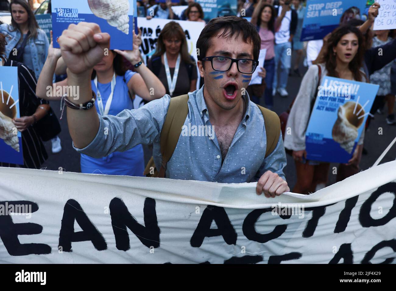 Ein Aktivist nimmt am „Blauen Klimamarsch“ vor der UN-Ozeankonferenz in Lissabon Teil, um die Staats- und Regierungschefs der Welt zum Handeln und zum Schutz der Umwelt zu drängen, und zwar am 29. Juni 2022 in Lissabon, Portugal. REUTERS/Pedro Nunes Stockfoto