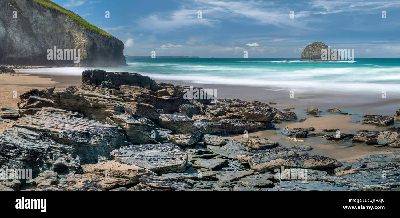 Der weitläufige, 1,5 km lange Strand am Trebarwith Strand an der Nordküste von Cornwall kann nur bei Ebbe erreicht werden. Stockfoto