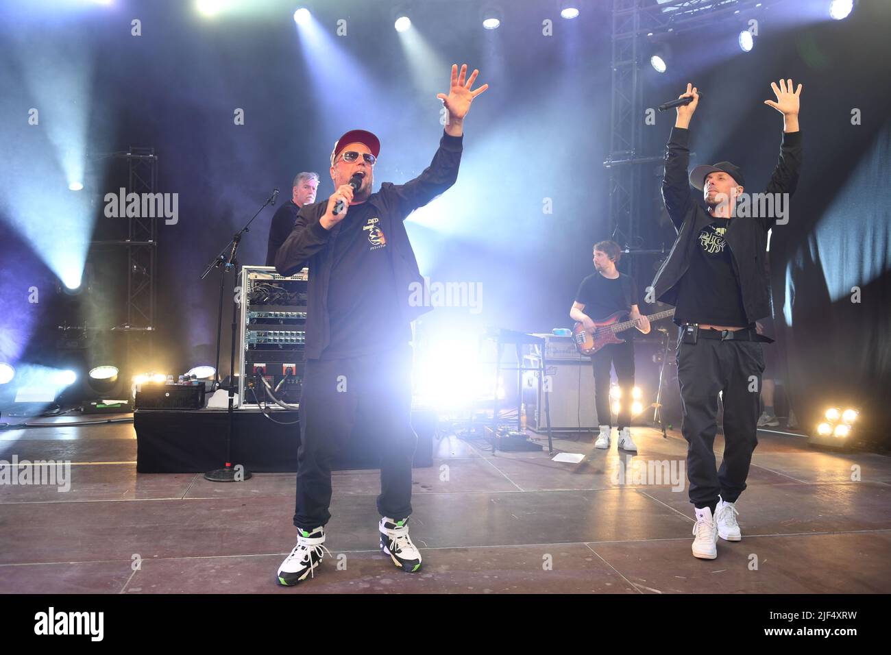 München, Deutschland. 29.. Juni 2022. Die Hip-Hopper von 'die Fantastischen vier' mit Andreas Rieke aka und.Ypsilon (l-r), Mikrophonprofessor Michael Schmidt aka Smudo und Michael 'Michi' Beck aka DJ Hausmarke singen bei der Veranstaltung '75 Jahre NDF', die im Rahmen der Münchner Filmfestspiele auf der Rennbahn Riem stattfindet. Die neue Deutsche Film Gesellschaft AG (NDF) feiert in diesem Jahr ihr 75.-jähriges Bestehen. Quelle: Felix Hörhager/dpa/Alamy Live News Stockfoto