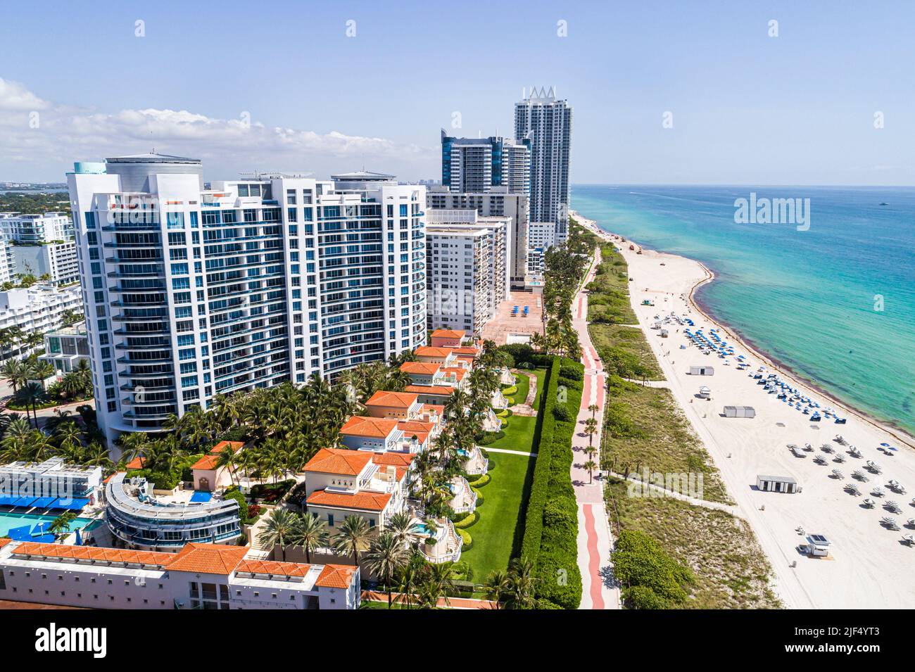 Miami Beach, Florida, Luftaufnahme von oben, öffentlicher Strand an der Atlantikküste, Eigentumswohnungsgebäude am Strand, Bath Club Stockfoto