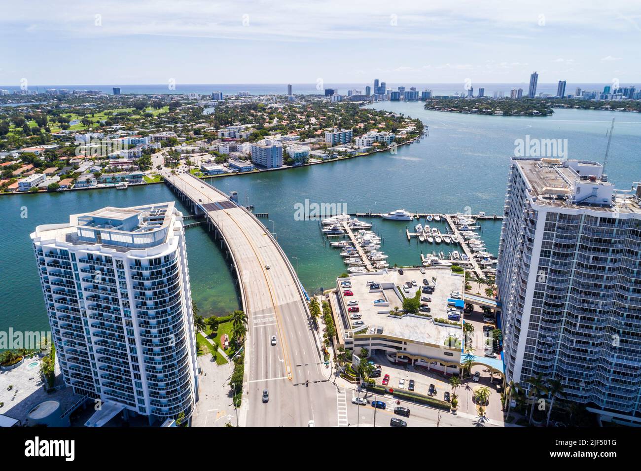 North Bay Village Florida, Miami Biscayne Bay, Luftaufnahme von oben, 79. Street John F Kennedy Causeway Bridge Grandview Palace Condominium M Stockfoto