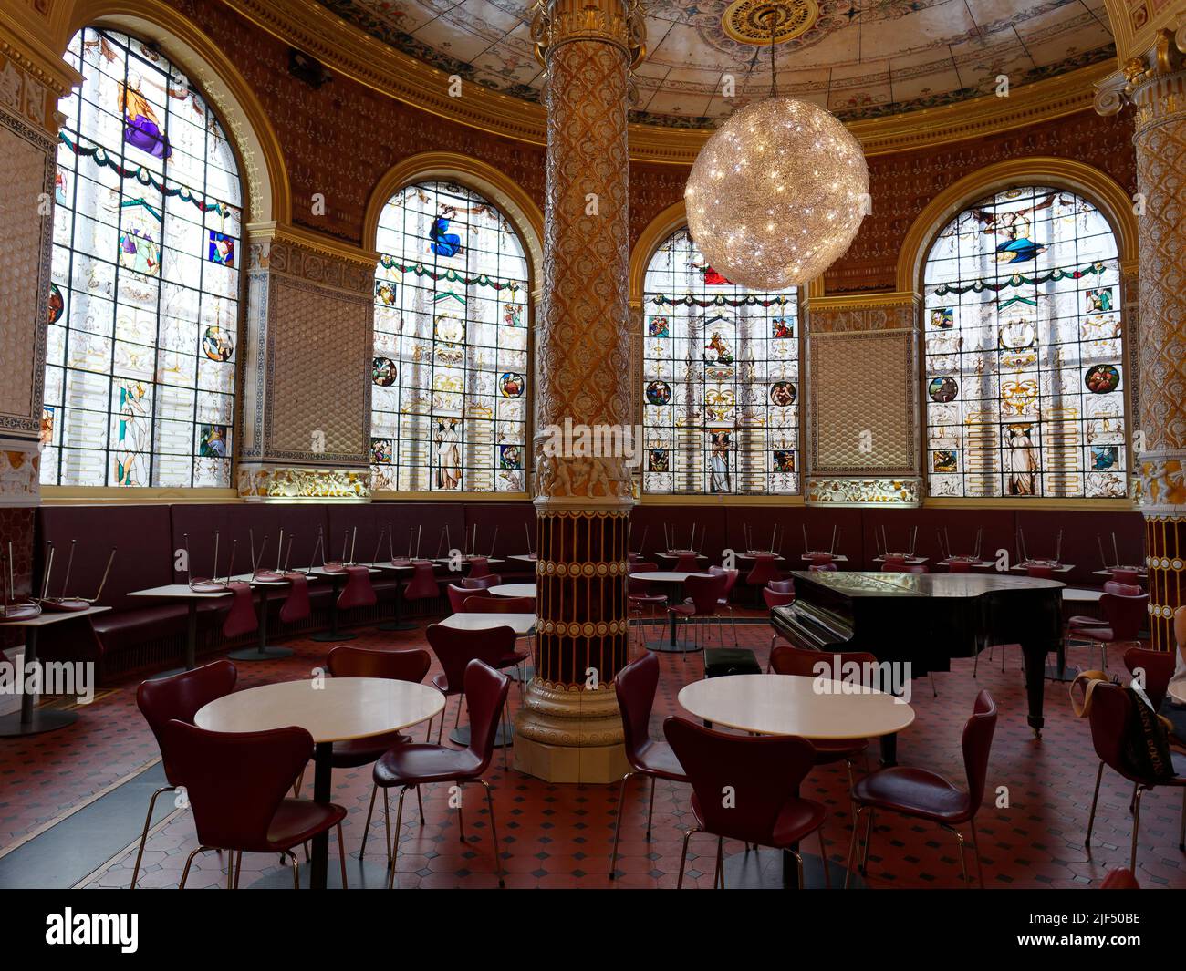 London, Greater London, England, Juni 15 2022: Das historische Café des Victoria and Albert Museums mit einem üppigen Interieur und Buntglasfenstern. Stockfoto