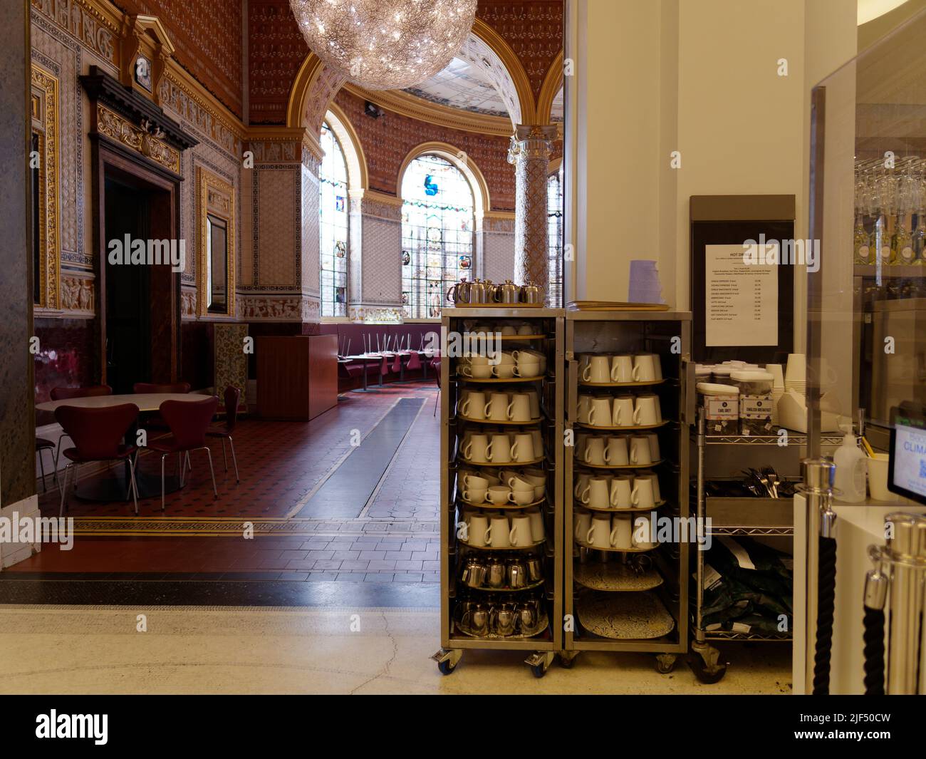 London, Greater London, England, Juni 15 2022: Das historische Café des Victoria and Albert Museums mit einem üppigen Interieur und Buntglasfenstern. Stockfoto
