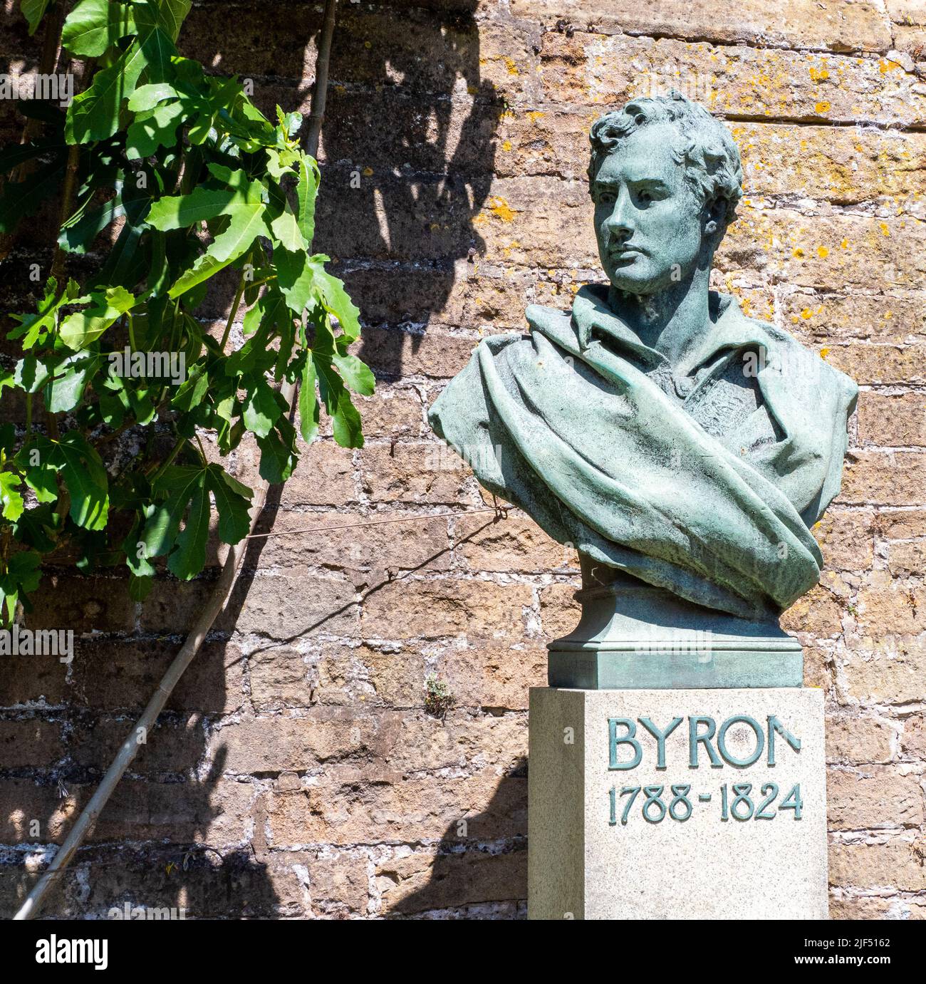 Bronzebüste von George Gordon Lord Byron extravaganter und berüchtigter englischer romantischer Dichter in Newstead Abbey in Nottinghamshire, Großbritannien, die Byron geerbt hat Stockfoto