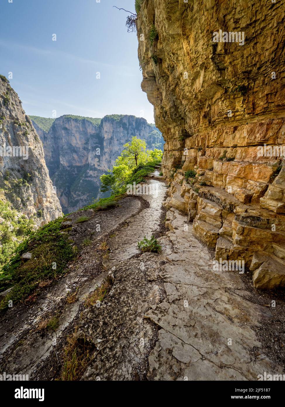 Enger, prekärer Pfad, der in die schiere Felswand hinter dem Kloster Agia Paraskevi hoch über der Vikos-Schlucht in der Region Zagori in Griechenland eingehauen ist Stockfoto