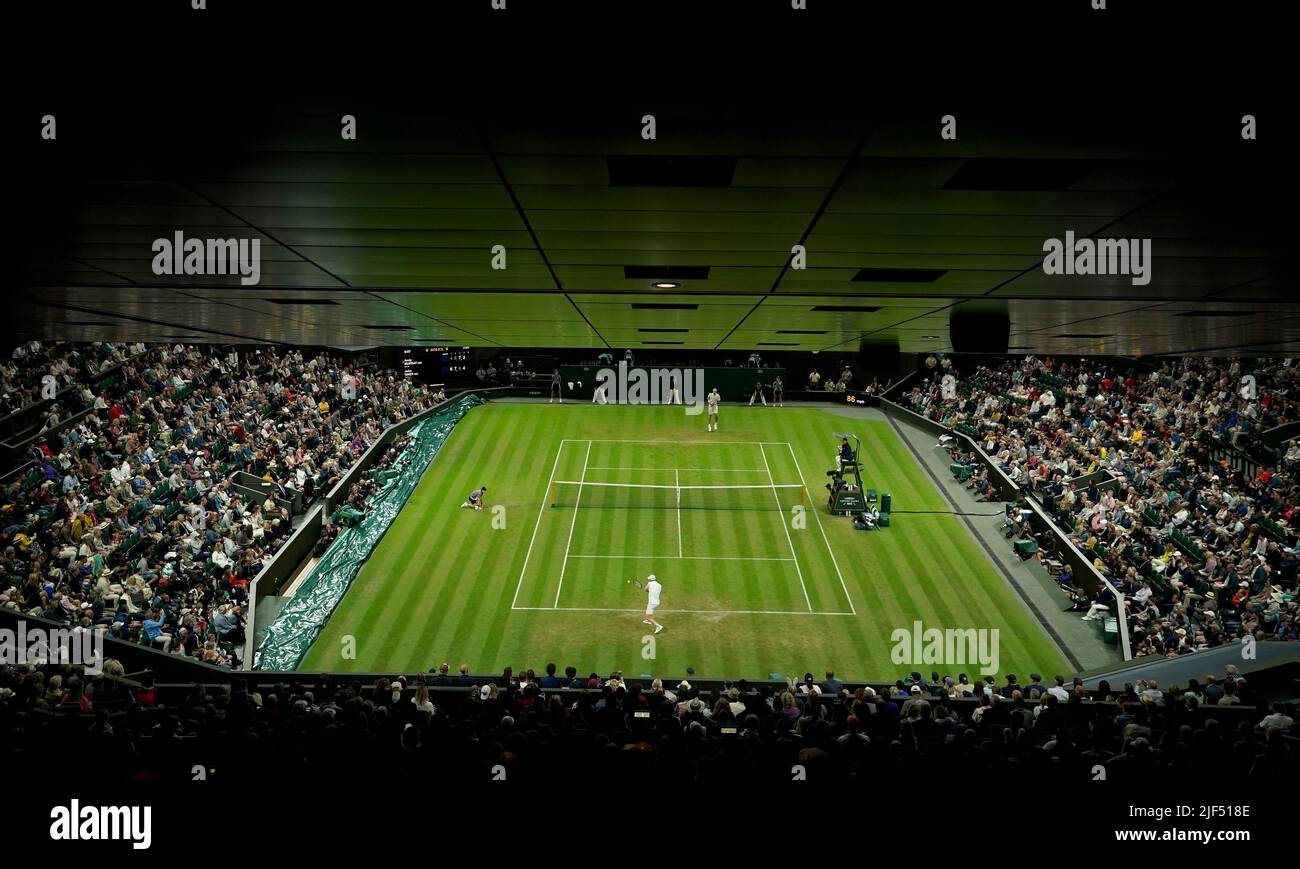 Allgemeine Spielansicht während Andy Murray gegen John Isner am dritten Tag der Wimbledon Championships 2022 beim All England Lawn Tennis and Croquet Club in Wimbledon. Bilddatum: Mittwoch, 29. Juni 2022. Stockfoto