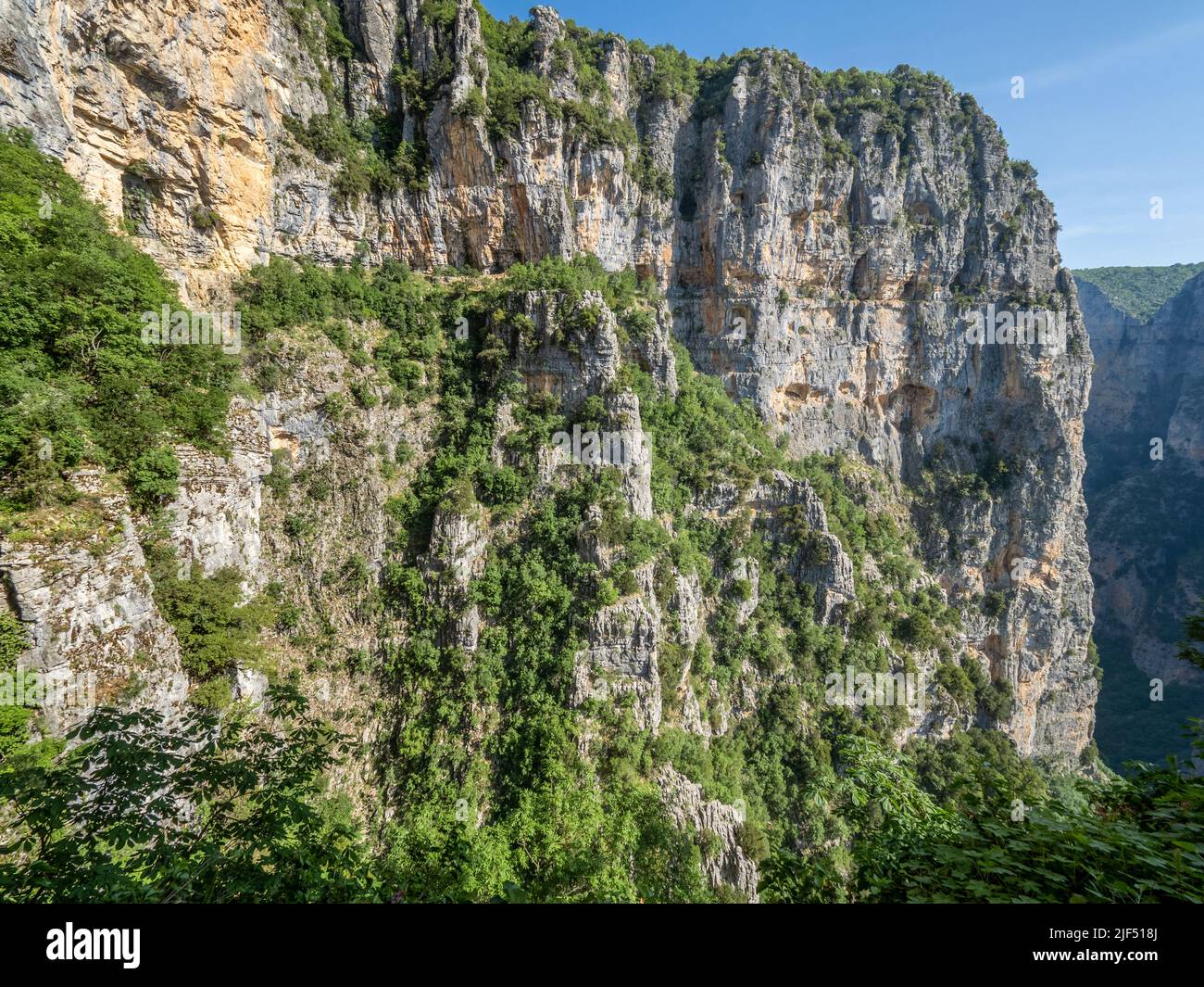 Enger, prekärer Pfad, der in die schiere Felswand hinter dem Kloster Agia Paraskevi hoch über der Vikos-Schlucht in der Region Zagori in Griechenland eingehauen ist Stockfoto
