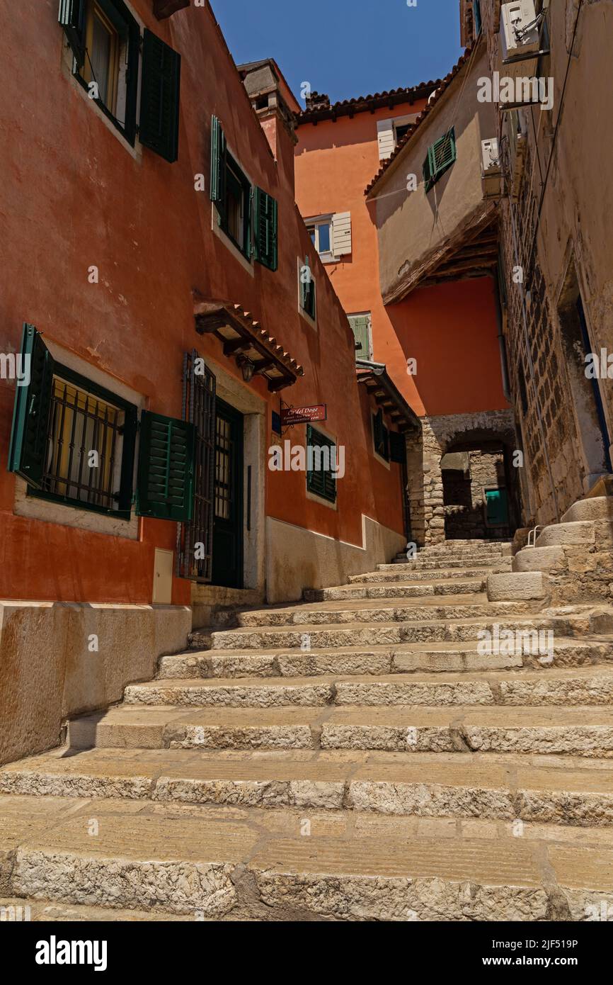 Schöne schmale Gasse in der Altstadt von Rovinj Stockfoto