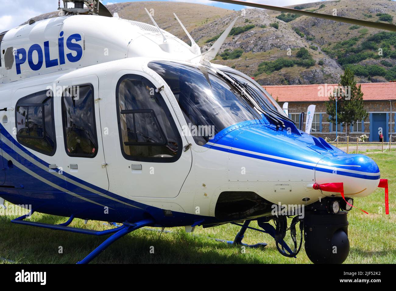 Der Hubschrauber der türkischen Polizei landet auf Gras, wobei sich die Rotoren der funktionierenden Motoren drehen Stockfoto