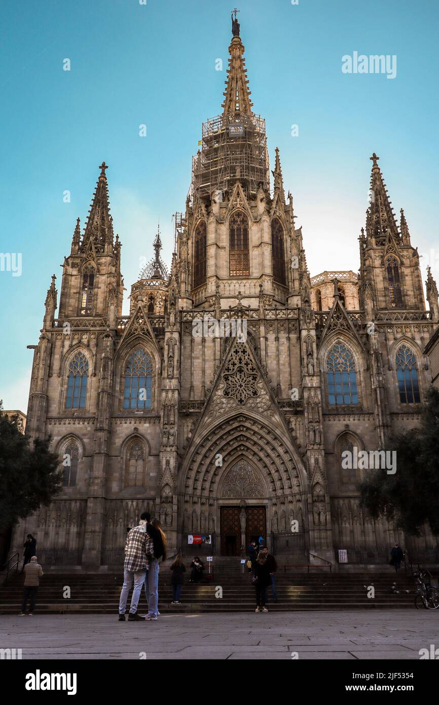 Barcelona, Spanien - 9. Februar 2022: Menschen vor der Kathedrale von Barcelona. Die Kathedrale des Heiligen Kreuzes und die Heilige Eulalia mit blauem Himmel. Stockfoto