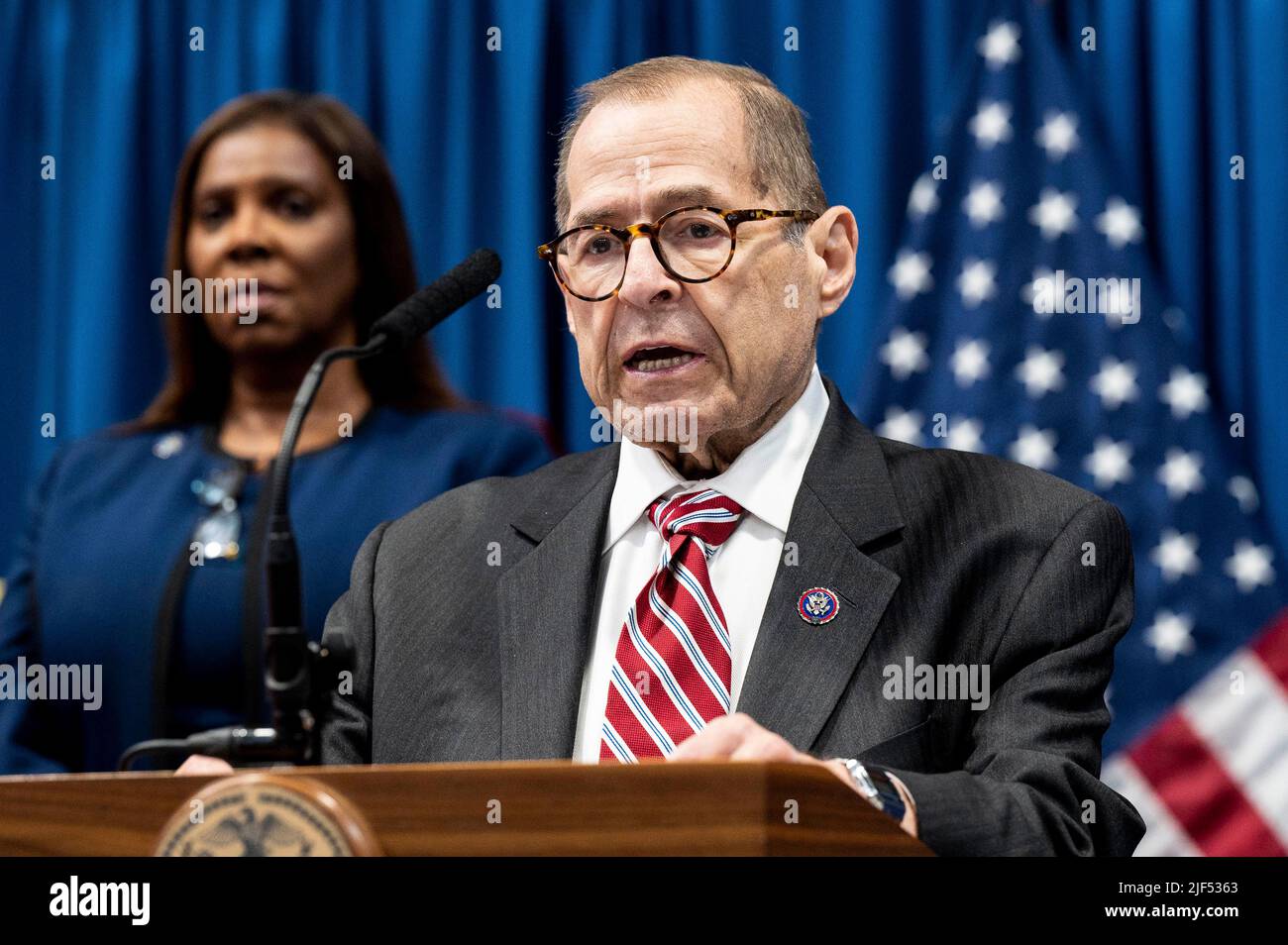 29. Juni 2022, New York City, New York, USA: US-Repräsentant JERROLD NADLER (D-NY) spricht am Borough of Manhattan Community College über die Bemühungen, den Import von Geisterwaffen nach New York zu stoppen. (Bild: © Michael Brochstein/ZUMA Press Wire) Stockfoto