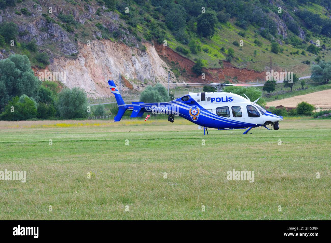 Der türkische Polizeihubschrauber landete an einem sonnigen Tag auf grünem Gras Stockfoto