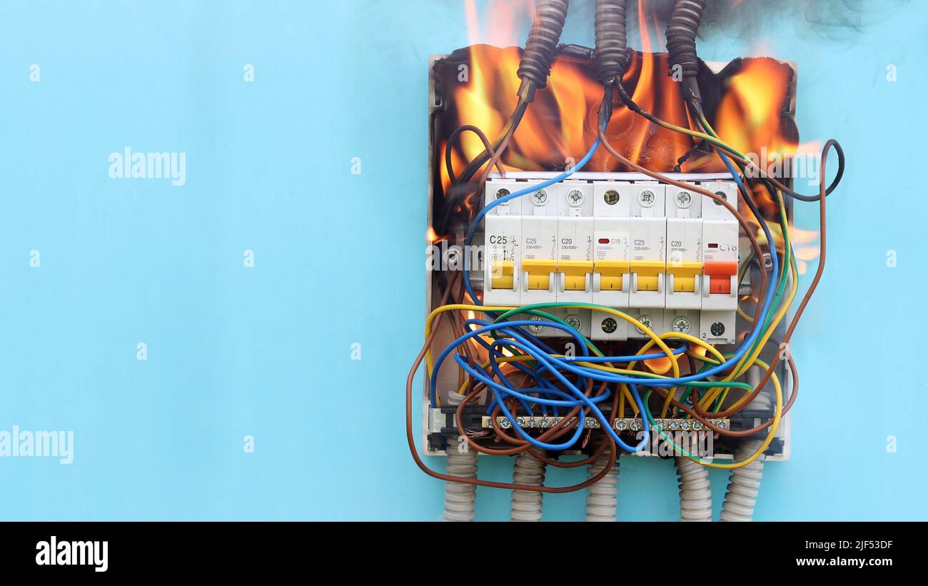Die Verbrauchereinheit ist verbrannt, veraltete elektrische Leitungen stellen eine Brandgefahr dar. Stockfoto