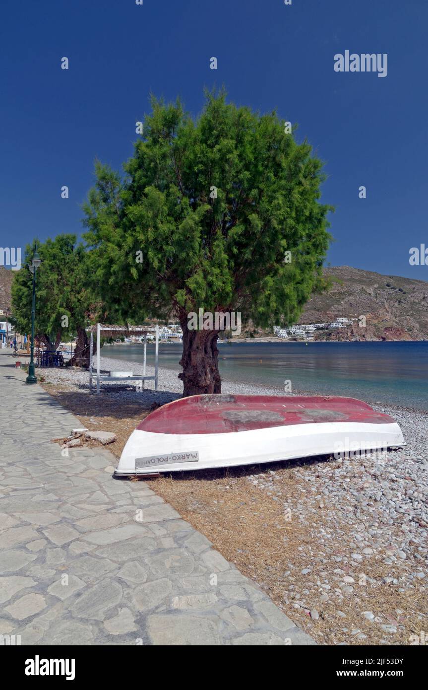Umgedrehte griechische Fischerei, Ruderboot, Livadia Strand, Tilos Insel, in der Nähe von Rhodos. Mai 2022 Stockfoto
