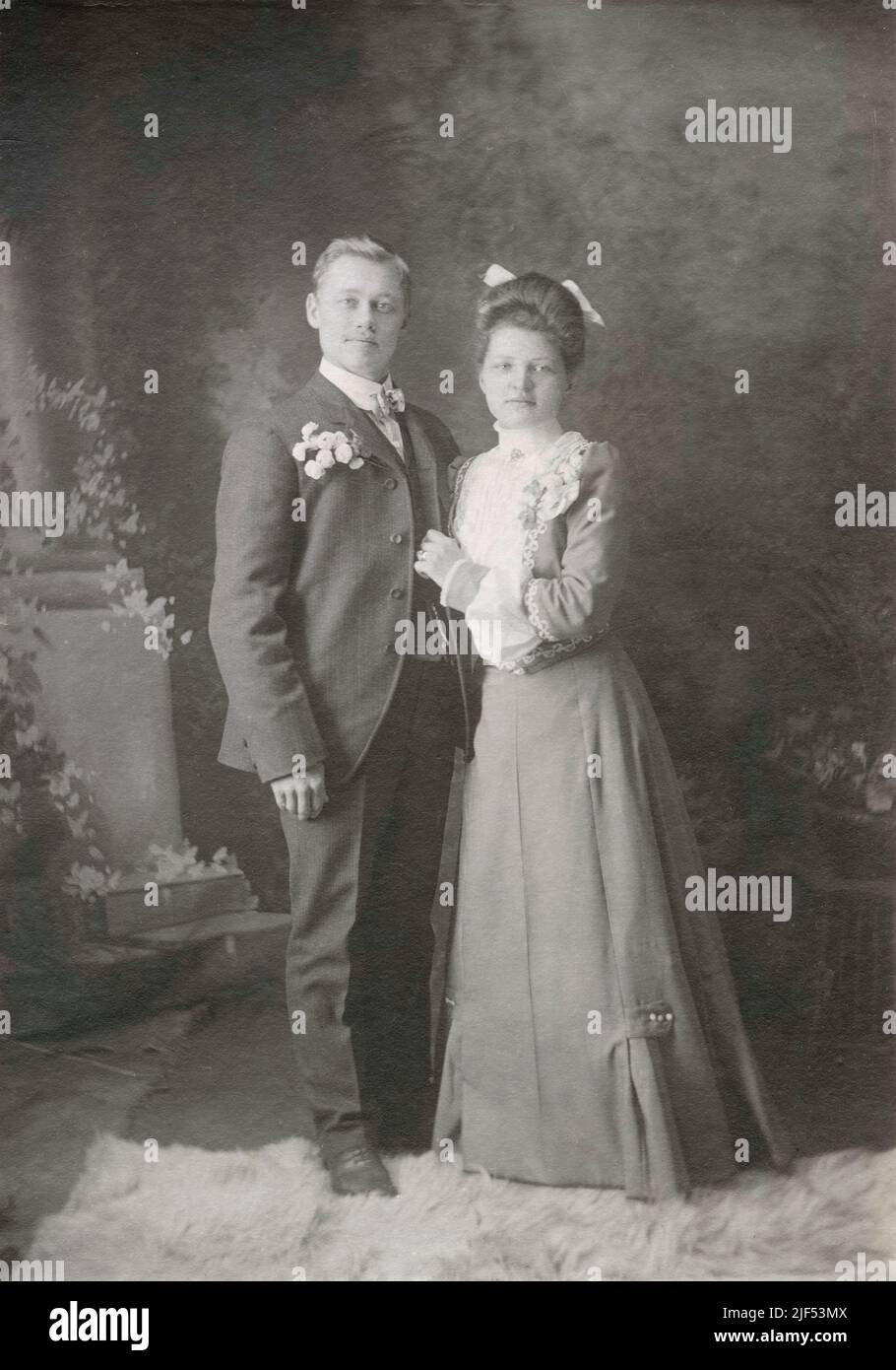 Antike Fotografie von einem jungen Ehepaar aus dem Jahr 1890s in oder in der Nähe von Fitchburg, Massachusetts, USA. Das gleiche Paar erscheint unverheiratet ohne Ringe in Alamy Foto #2JF53KY. QUELLE: ORIGINALE FOTOKARTE Stockfoto