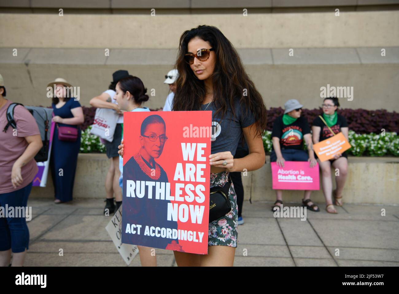 Dallas, Texas, USA. 29.. Juni 2022. Eine Sammlung von Fotos der einzigartigen Poster und Hemden, die bei der Dallas Reproductive Rights Rally, Dallas City Hall, 29.. Juni 2022, zu sehen waren (Foto: © AVI Adelman/ZUMA Press Wire) Stockfoto