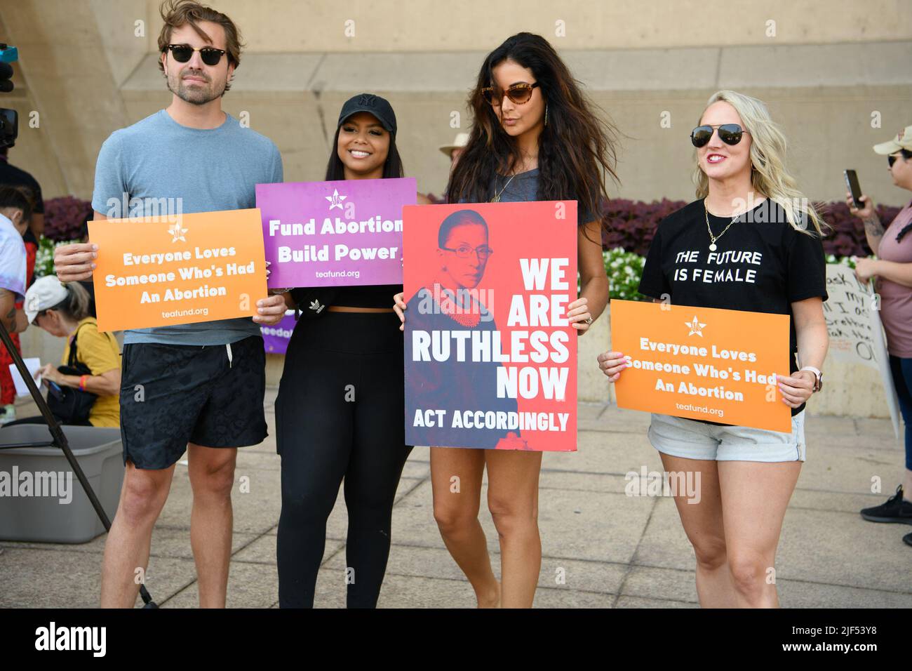Dallas, Texas, USA. 29.. Juni 2022. Eine Sammlung von Fotos der einzigartigen Poster und Hemden, die bei der Dallas Reproductive Rights Rally, Dallas City Hall, 29.. Juni 2022, zu sehen waren (Foto: © AVI Adelman/ZUMA Press Wire) Stockfoto