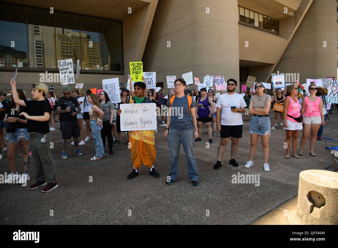 Dallas, Texas, USA. 29.. Juni 2022. Eine Sammlung von Fotos der einzigartigen Poster und Hemden, die bei der Dallas Reproductive Rights Rally, Dallas City Hall, 29.. Juni 2022, zu sehen waren (Foto: © AVI Adelman/ZUMA Press Wire) Stockfoto