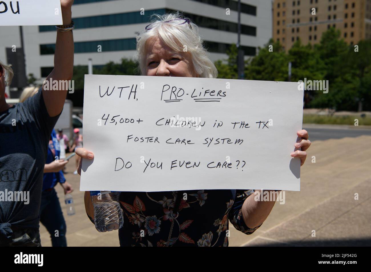 Dallas, Texas, USA. 29.. Juni 2022. Eine Sammlung von Fotos der einzigartigen Poster und Hemden, die bei der Dallas Reproductive Rights Rally, Dallas City Hall, 29.. Juni 2022, zu sehen waren (Foto: © AVI Adelman/ZUMA Press Wire) Stockfoto