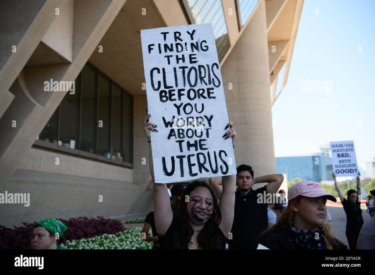 Dallas, Texas, USA. 29.. Juni 2022. Eine Sammlung von Fotos der einzigartigen Poster und Hemden, die bei der Dallas Reproductive Rights Rally, Dallas City Hall, 29.. Juni 2022, zu sehen waren (Foto: © AVI Adelman/ZUMA Press Wire) Stockfoto