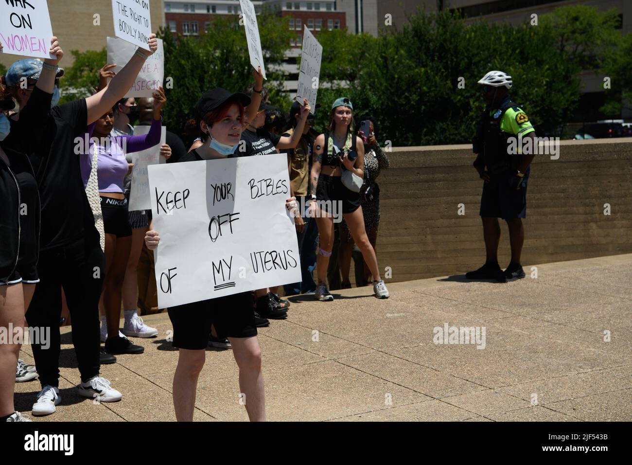 Dallas, Texas, USA. 29.. Juni 2022. Eine Sammlung von Fotos der einzigartigen Poster und Hemden, die bei der Dallas Reproductive Rights Rally, Dallas City Hall, 29.. Juni 2022, zu sehen waren (Foto: © AVI Adelman/ZUMA Press Wire) Stockfoto