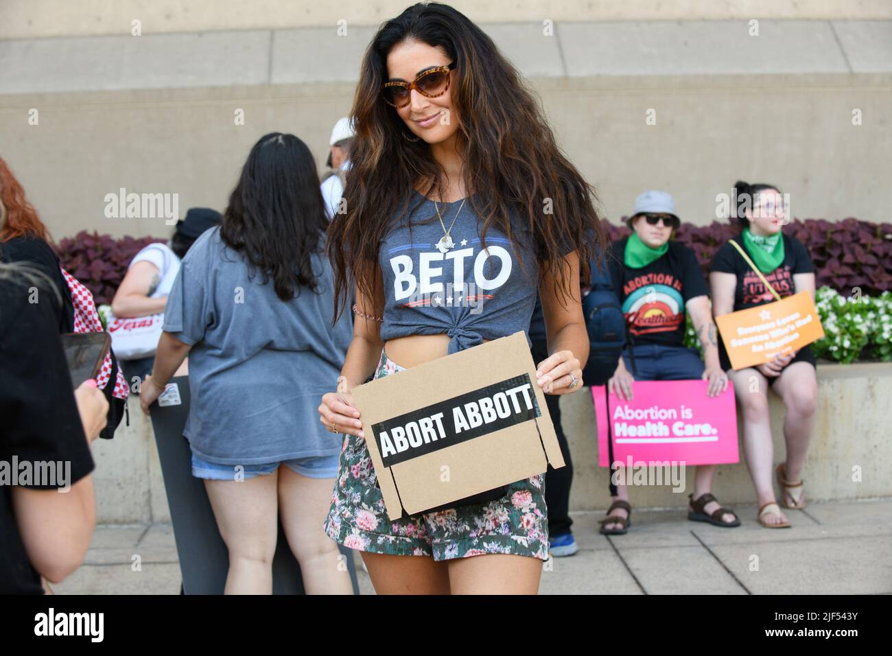Dallas, Texas, USA. 29.. Juni 2022. Eine Sammlung von Fotos der einzigartigen Poster und Hemden, die bei der Dallas Reproductive Rights Rally, Dallas City Hall, 29.. Juni 2022, zu sehen waren (Foto: © AVI Adelman/ZUMA Press Wire) Stockfoto