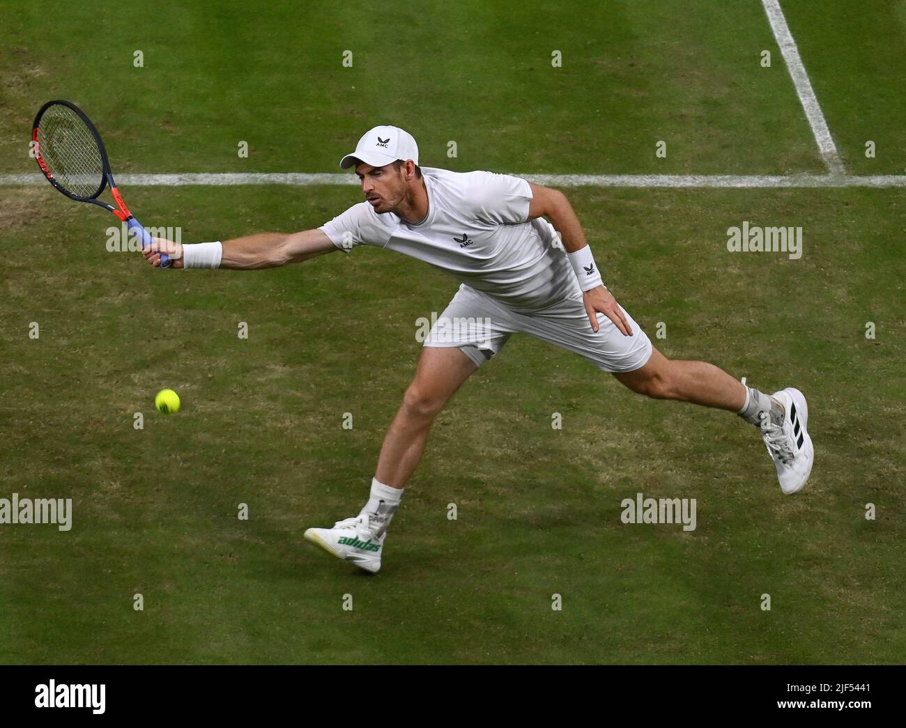 London, Gbr. 29.. Juni 2022. London Wimbledon Championships Day 3 29/06/2022 Andy Murray (GBR) macht einen verzweifelten Ausfallschritt bei einem Isner-Dienst, während er das zweite Runde-Spiel auf Centre Court verliert.Quelle: Roger Parker/Alamy Live News Stockfoto